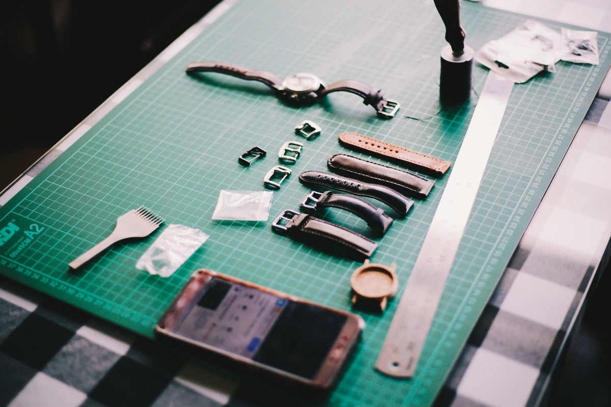 Quick Release Spring Based What Are Quick-Release Spring Bars? – Band & Bezel